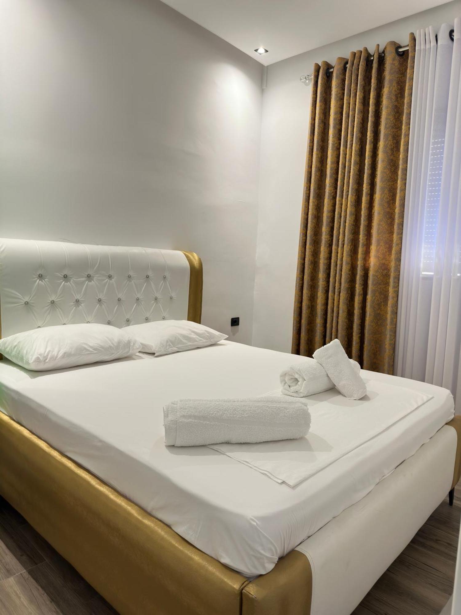 Hotel Kristal Borsh Bagian luar foto