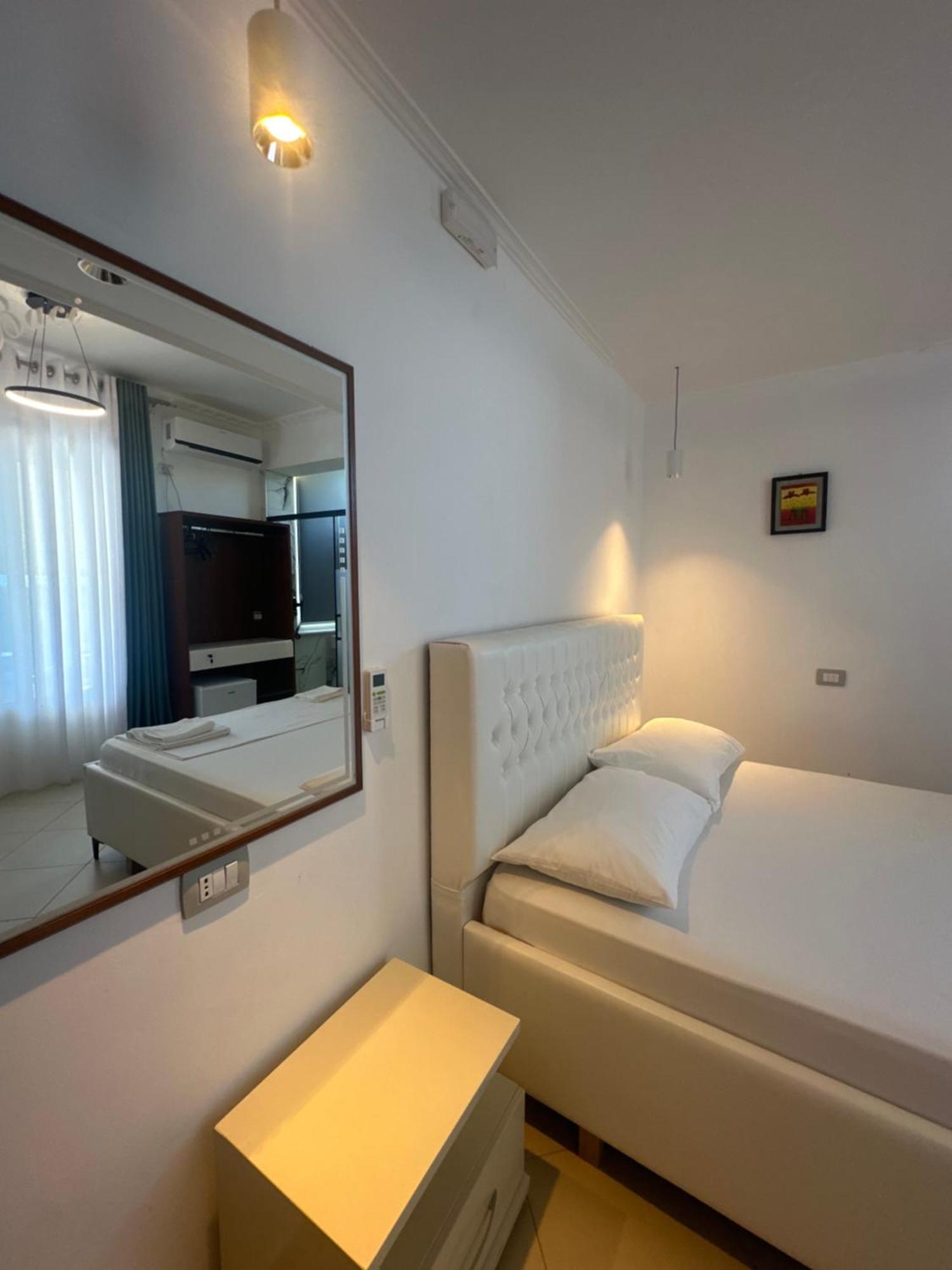 Hotel Kristal Borsh Bagian luar foto